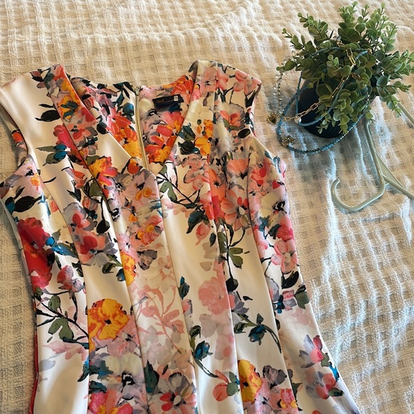 Just Taylor Women’s Floral Dress with pockets - Picture 2 of 9